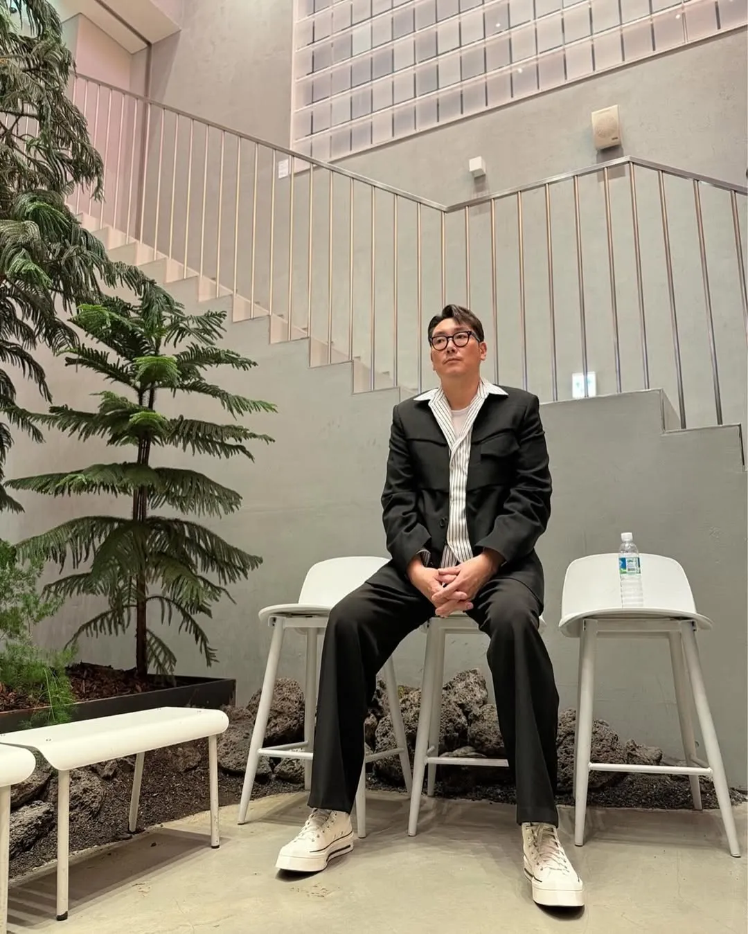 Choi Jin Woong Duduk di Kursi © instagram.com/sarament_official