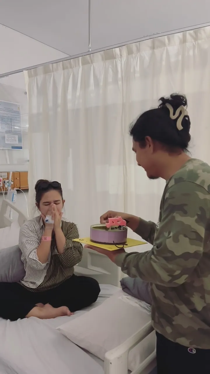 Qausar beri kejutan untuk sang istri di kamar rumah sakit. Momen ulang tahun tersebut membungkus perasaan haru dan bahagia (Instagram.com/qausarhy)