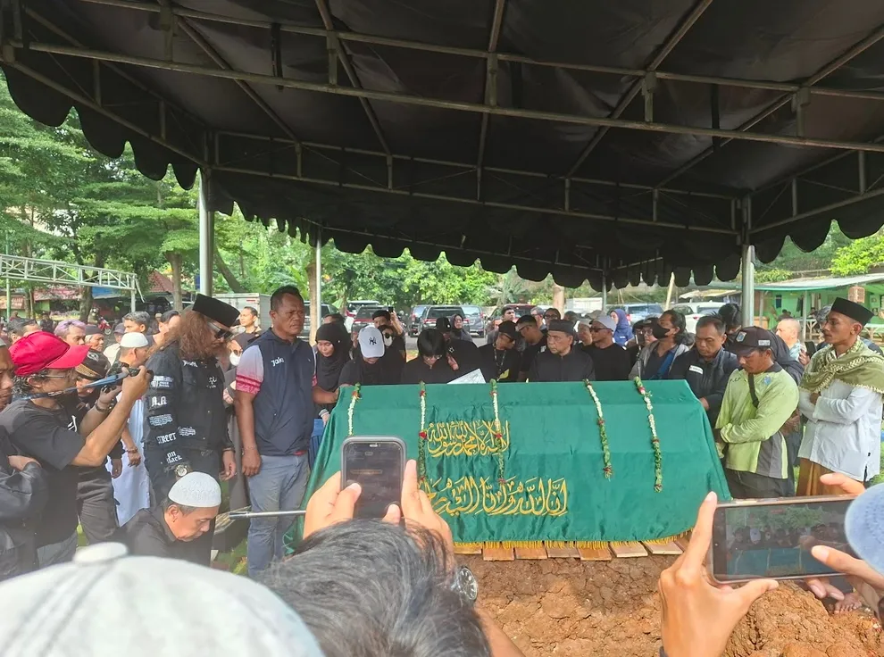 Mat Drajat di pemakaman Epy Kusnandar © KapanLagi.com/Budy Santoso