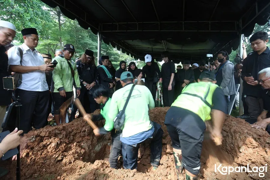 Mat Drajat di pemakaman © KapanLagi.com/Budy Santoso