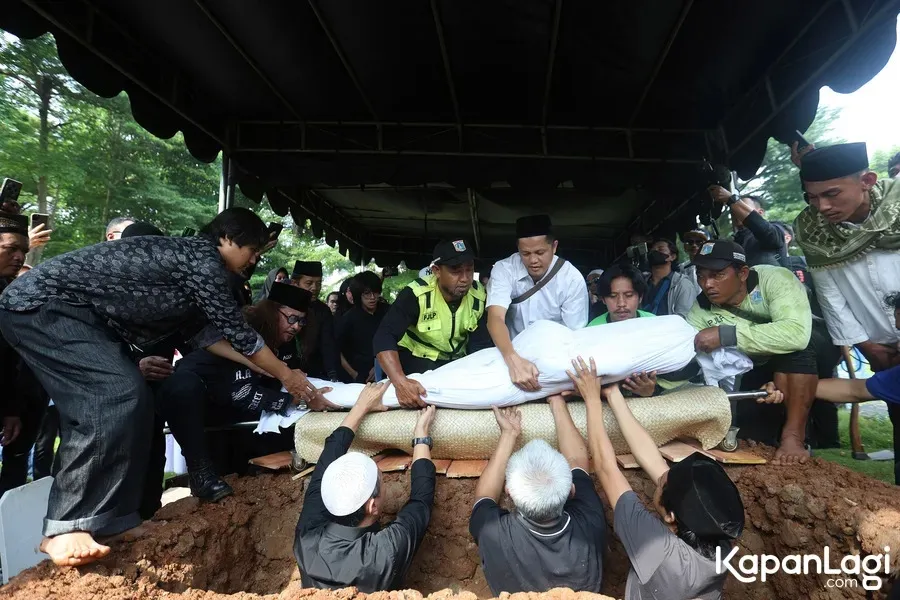 Mat Drajat ikut memakamkan Epy © KapanLagi.com/Budy Santoso