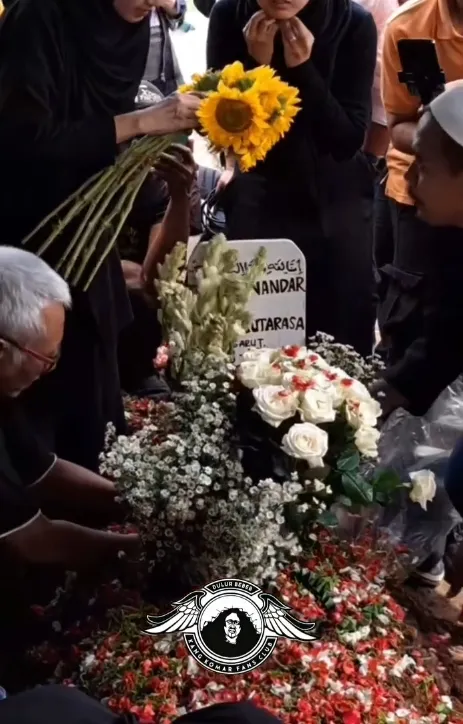 Mat Drajat di makam Epy © instagram.com/matt_drajatreal/