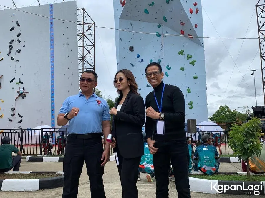 Mayang Lucyana Pakai Kacamata © KapanLagi.com/Sahal Fadhli