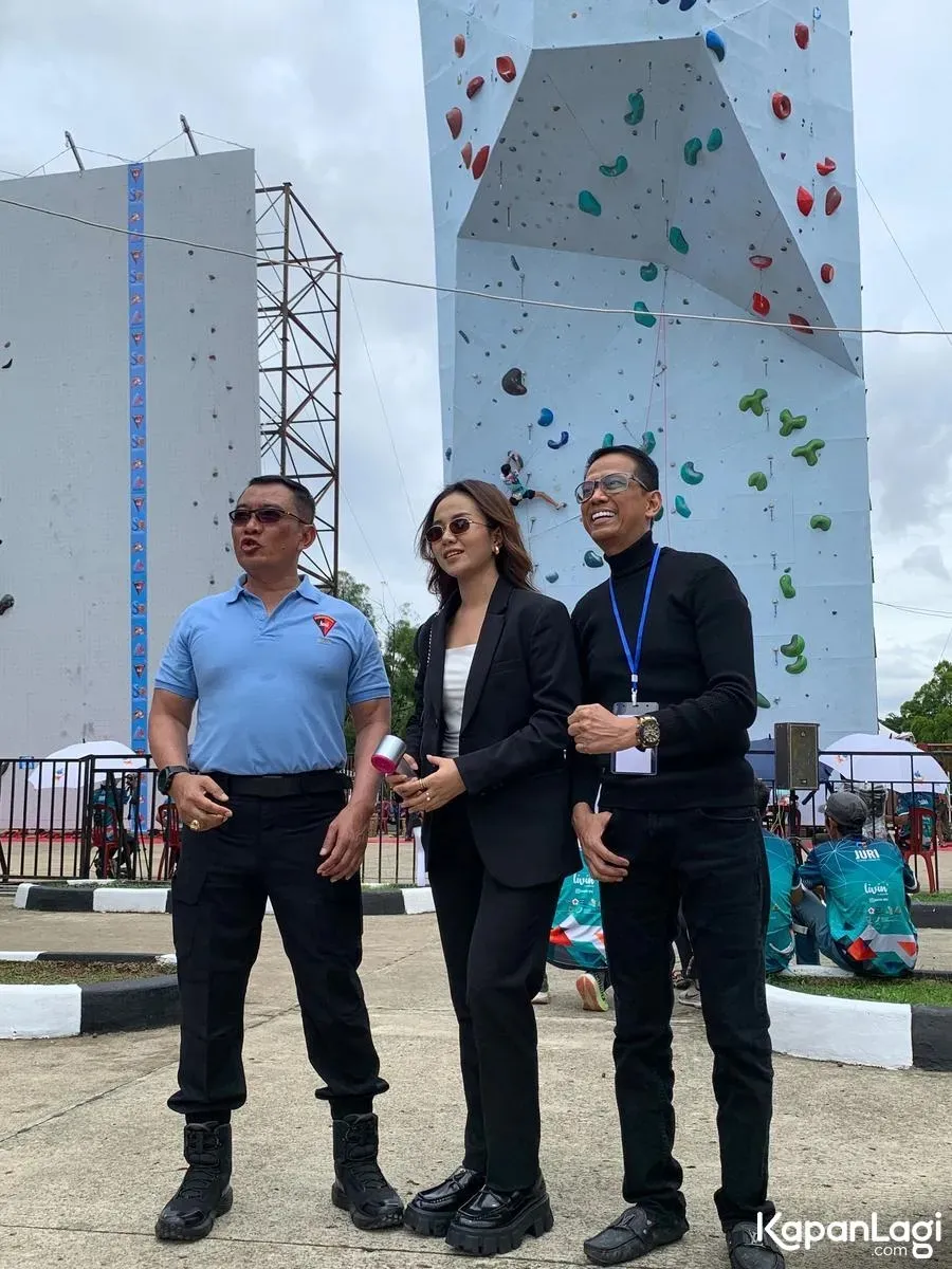 Mayang Lucyana Pakai Baju Hitam © KapanLagi.com/Sahal Fadhli