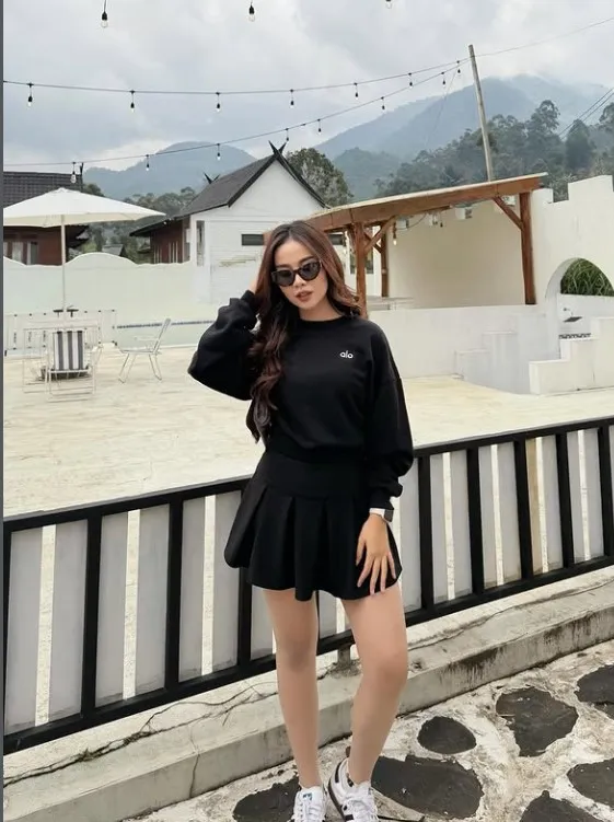 Mayang Lucyana Kece Pakai Kacamata Hitam © instagram.com/mayaang.lucyaana