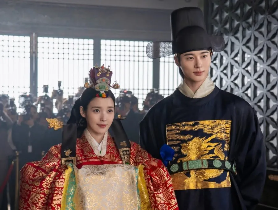 IU dan Byeon Woo Seok dengan kostum kerajaan (credit: mydramalist)