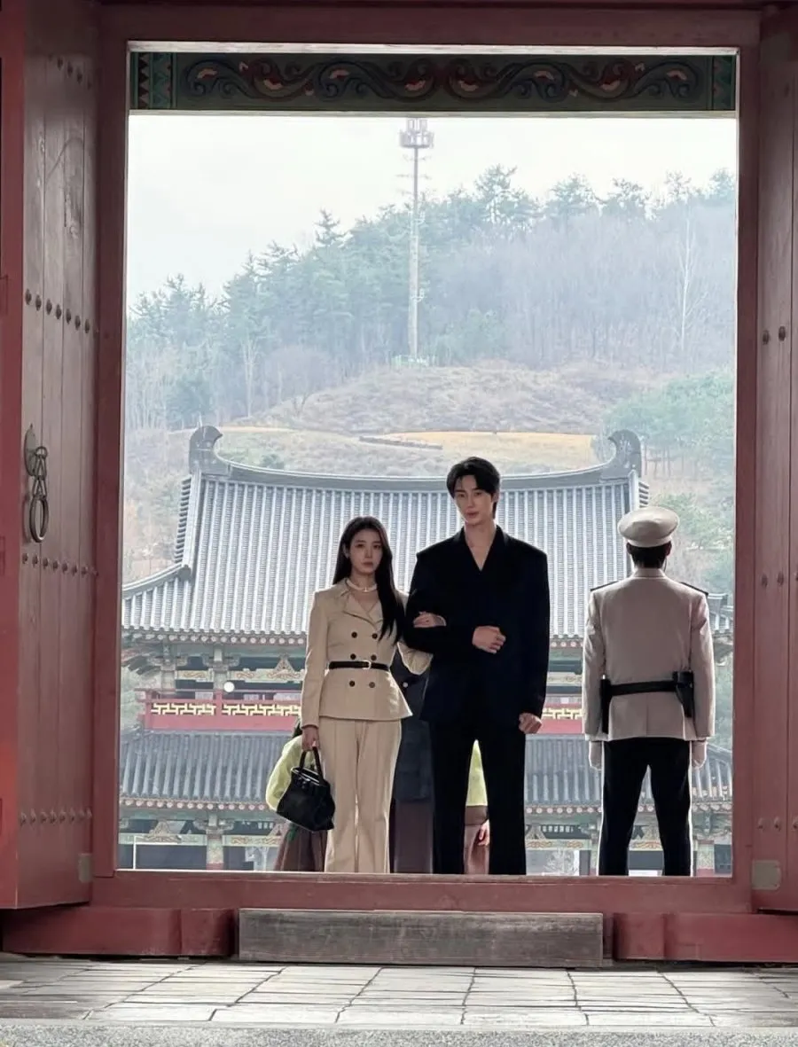 IU dan Byeon Woo Seok adegan romantis (credit: mydramalist)