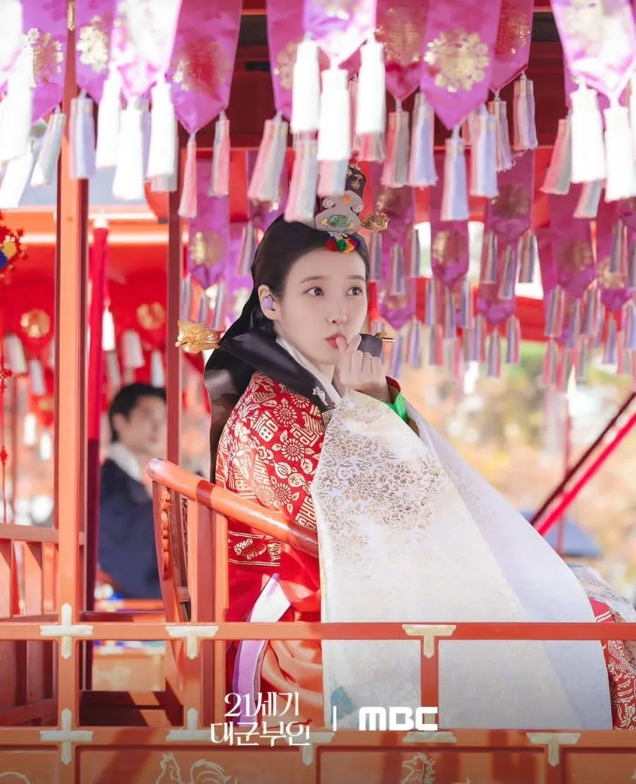 IU kenakan kostum kerajaan Korea (credit: mydramalist)