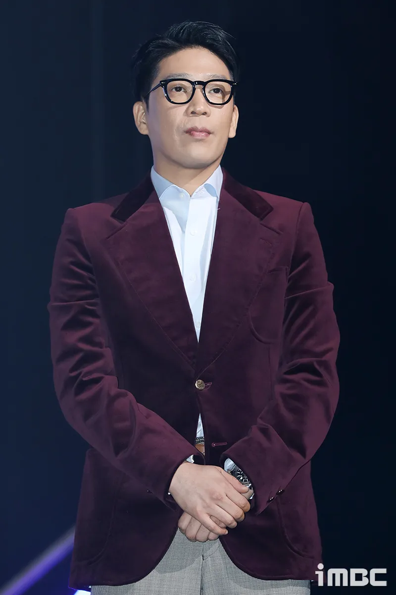 MC Mong pakai jas (credit: iMBC)