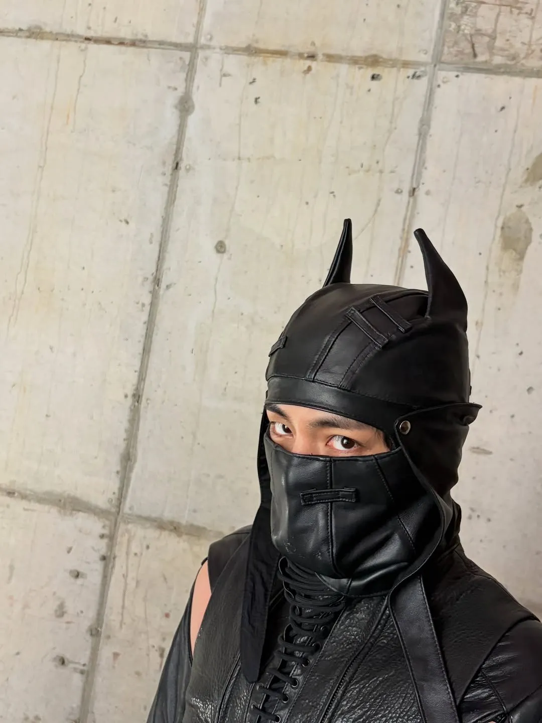 V Tampil Misterius dengan Topeng (credit: instagram/thv)