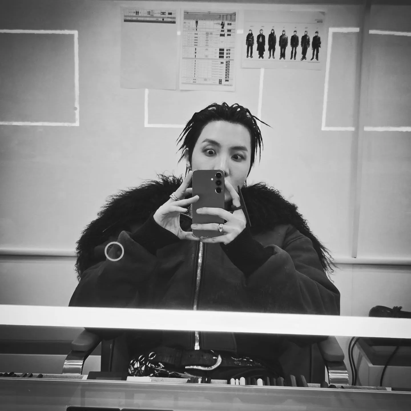 J-Hope Miror Tunjukkan Gaya Makeup (credit: instagram/jin)