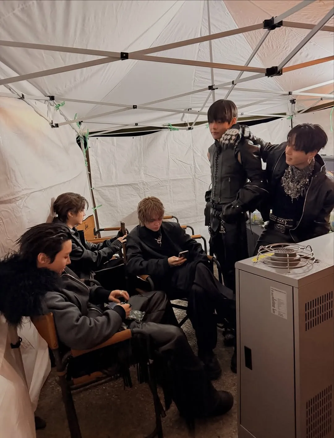 Interaksi Hangat Para Member BTS (credit: instagram/thv)