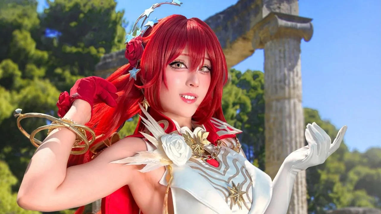 Larissa Rochefort cosplay sebagai Himeko dari Honkai: Star Rail. (dok. Instagram.com/@larissarochefort)