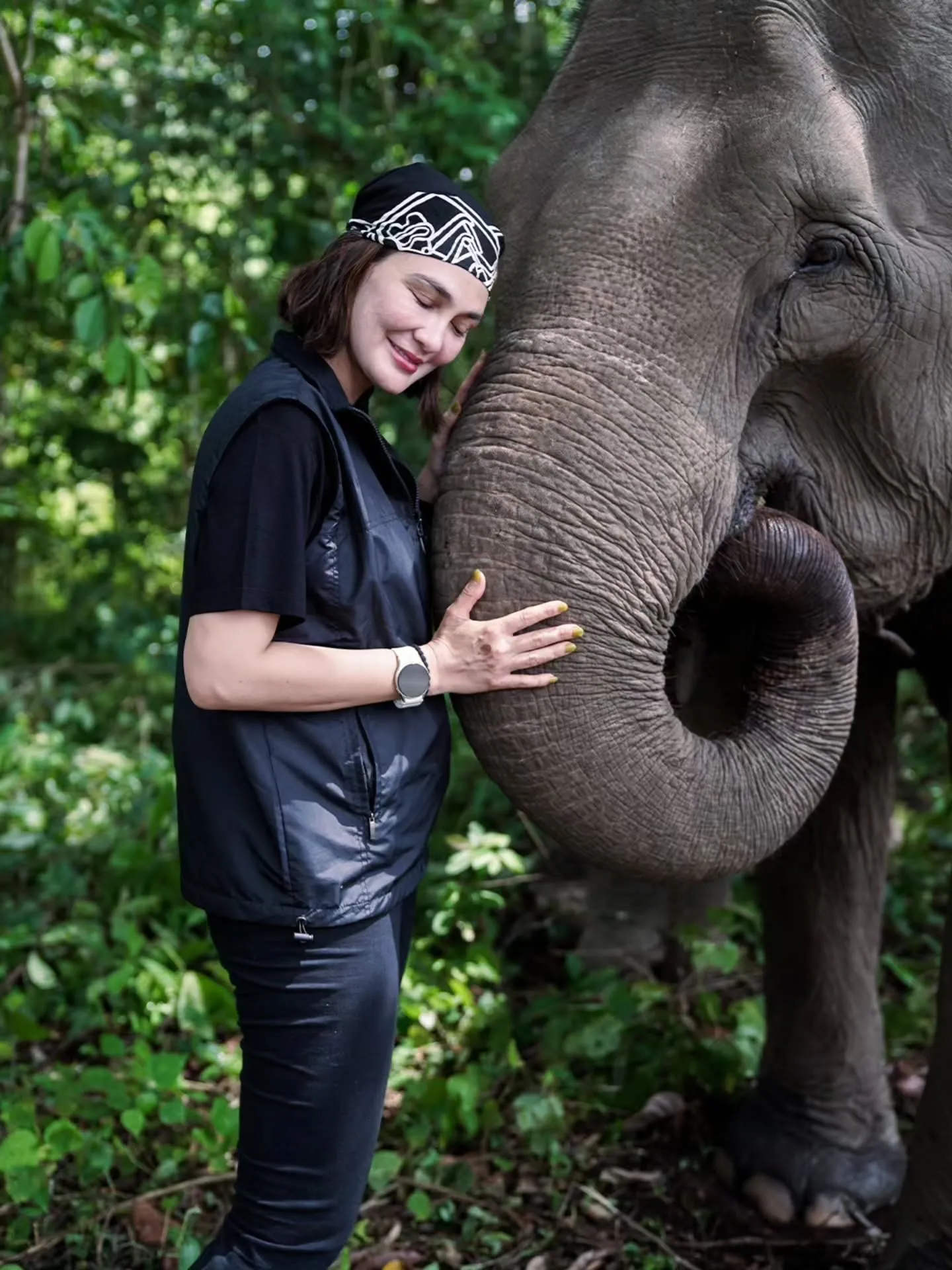 Luna maya memeluk belalai gajah - instagram.com/lunamaya