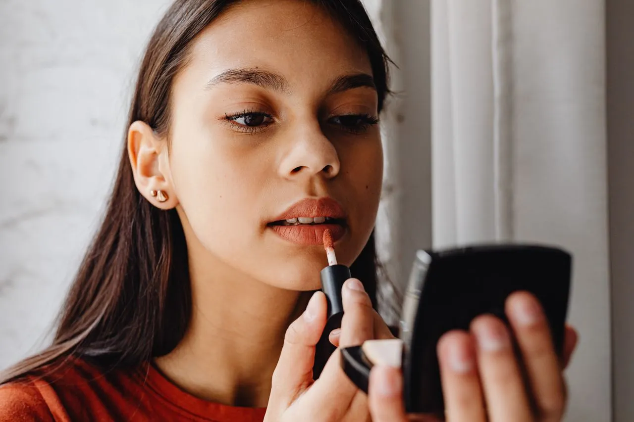 Menggunakan Lipstik Matte Setiap Hari Bikin Bibir Hitam?  (Foto: Pexels)
