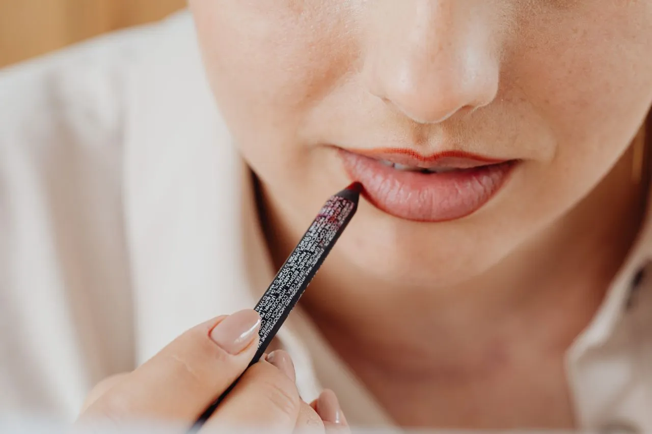 Menggunakan Lipstik Matte Setiap Hari Bikin Bibir Hitam?  (Foto: Pexels)