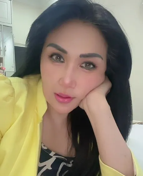 Lita Gading Pakai Baju Kuning © Instagram.com/lita.gading