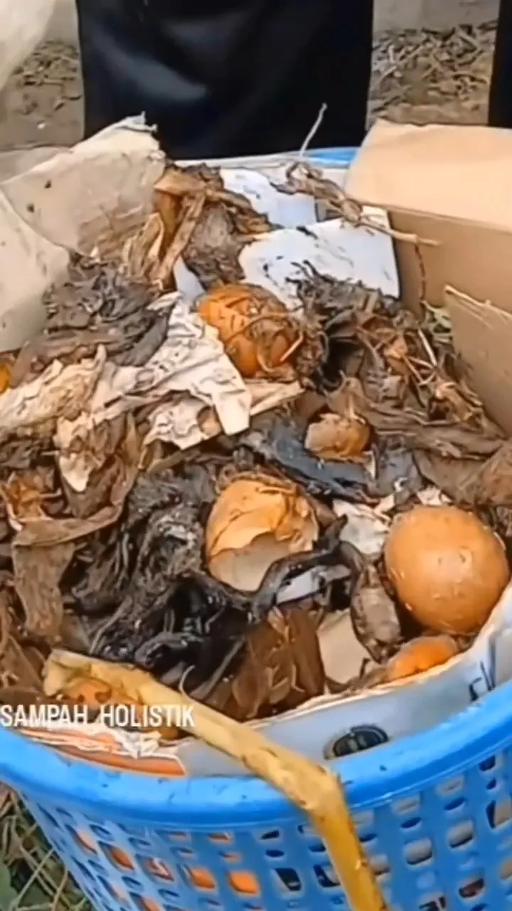 Proses Membuat Komposter Keranjang Takakura (credit: instagram/bank_sampah_holistik)