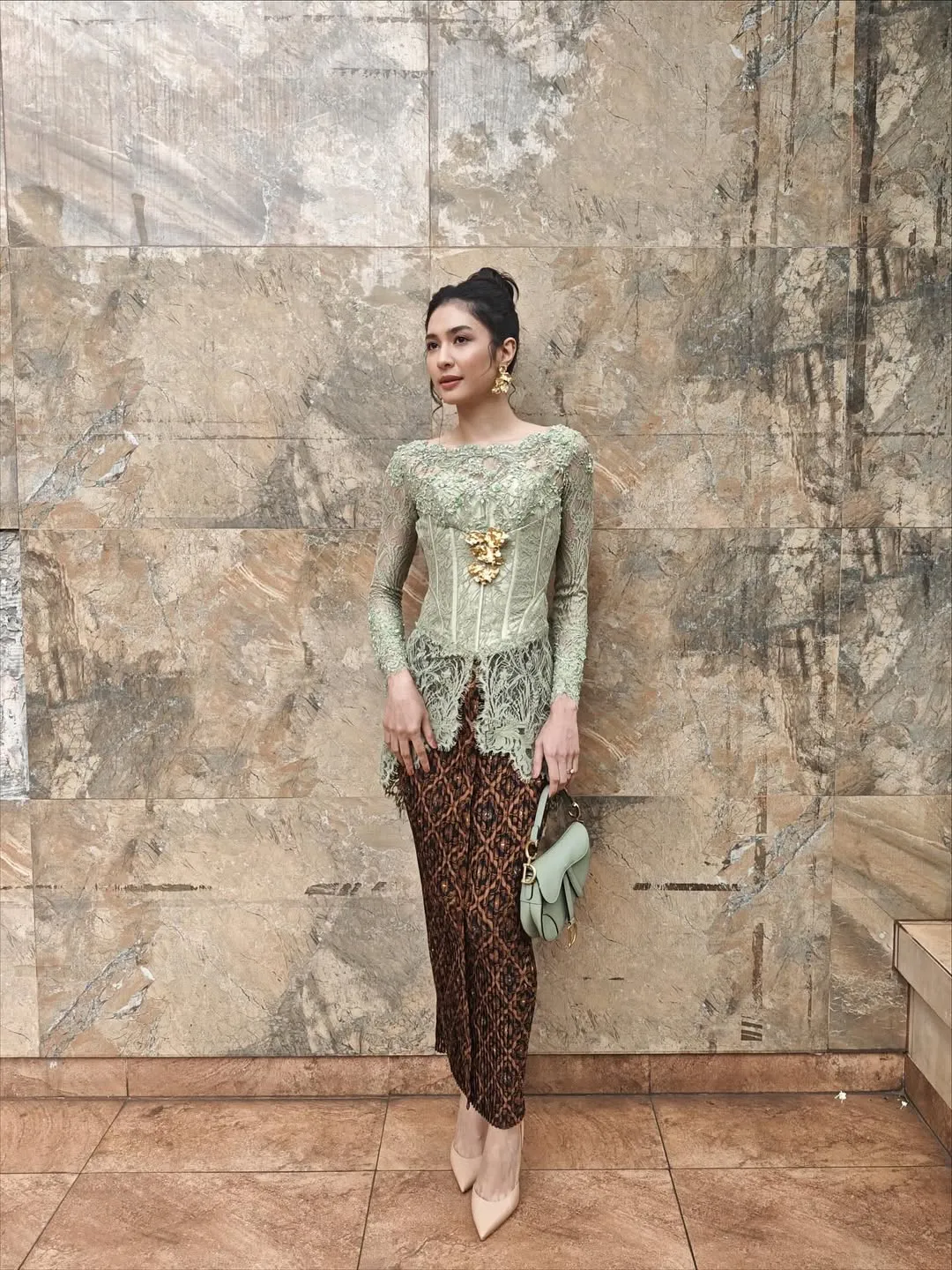 Mikha Tambayong Pakai Kebaya (cr:instagram.com/miktambayong)