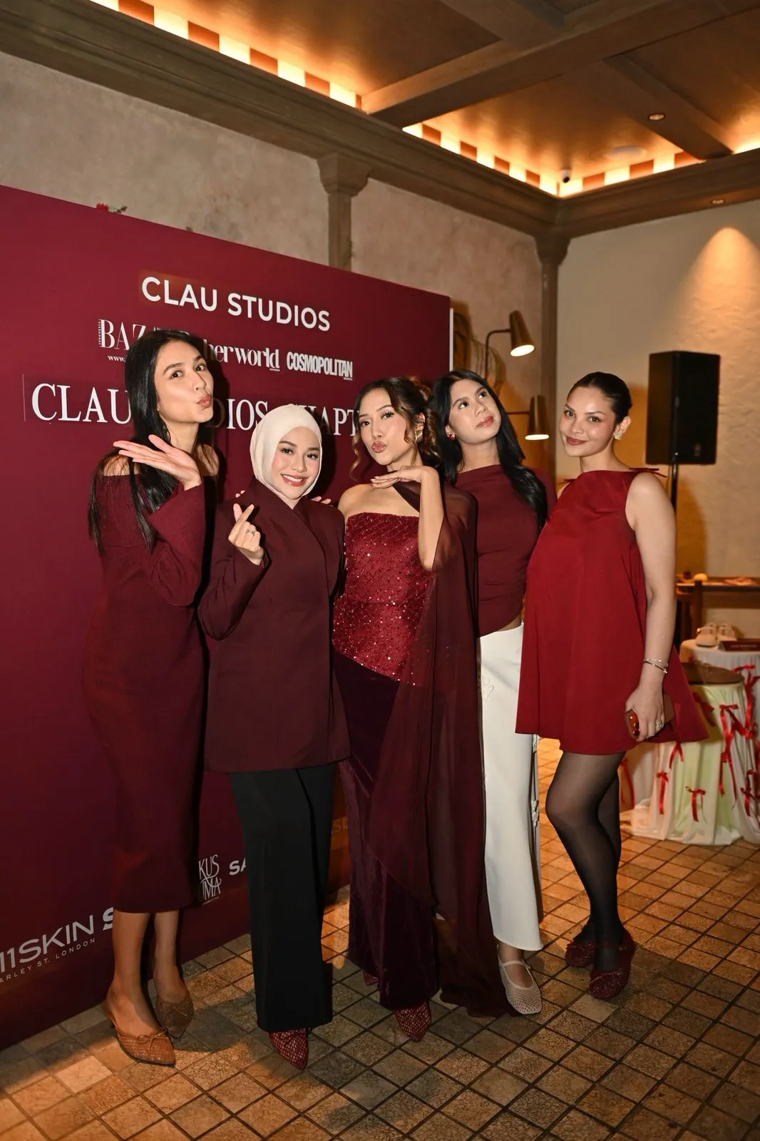 Mikha Tambayong Bersama Aurel Hermansyah (cr:KapanLagi.com/Sahal Fadhli)