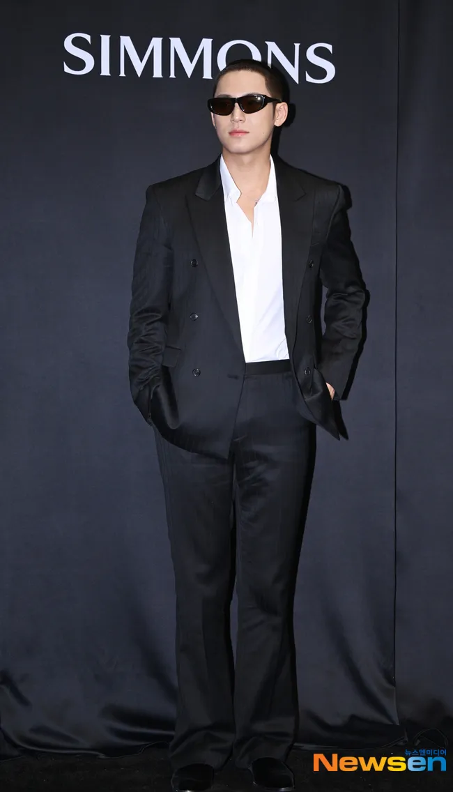 Mingyu SEVENTEEN Pakai Setelan Jas (credit: Newsen)