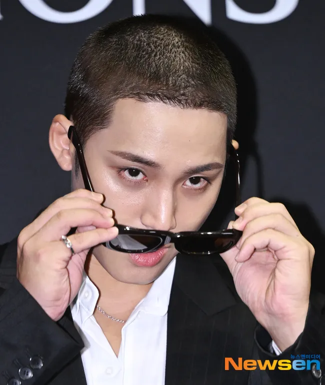 Mingyu SEVENTEEN Lepas Kacamata (credit: Newsen)