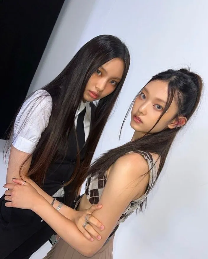 Haerin dan Hyein NewJeans/instagram.com/newjeans_official