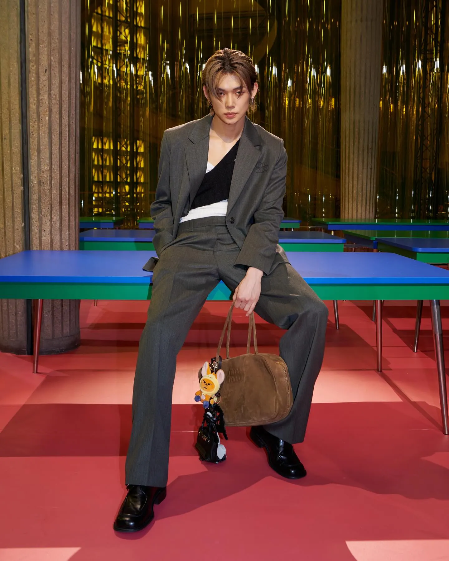 Yeonjun tampak menawan dengan setelan abu-abu/Instagram.com/miumiu