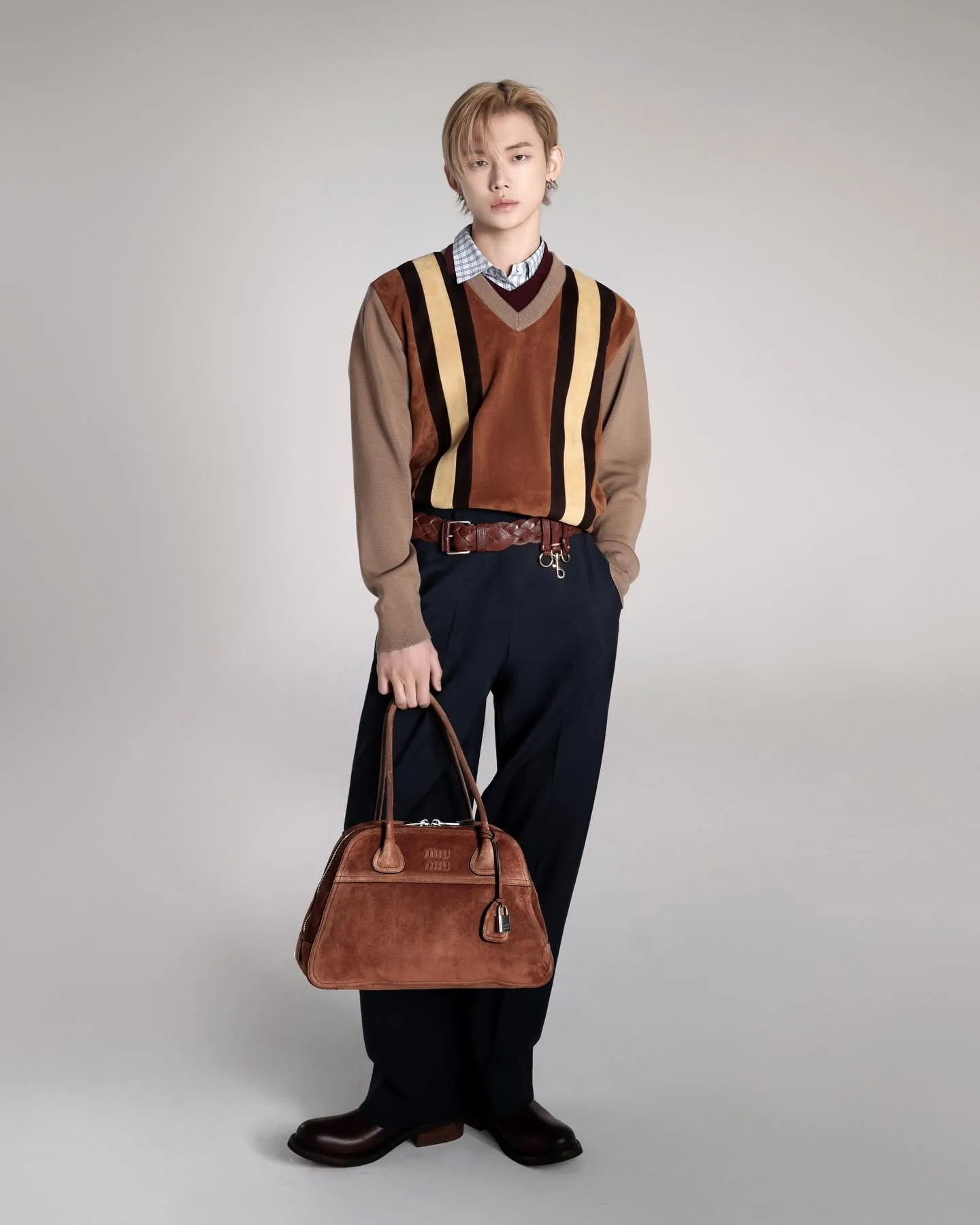 Yeonjun dengan tas dari brand miumiu/Instagram.com/miumiu