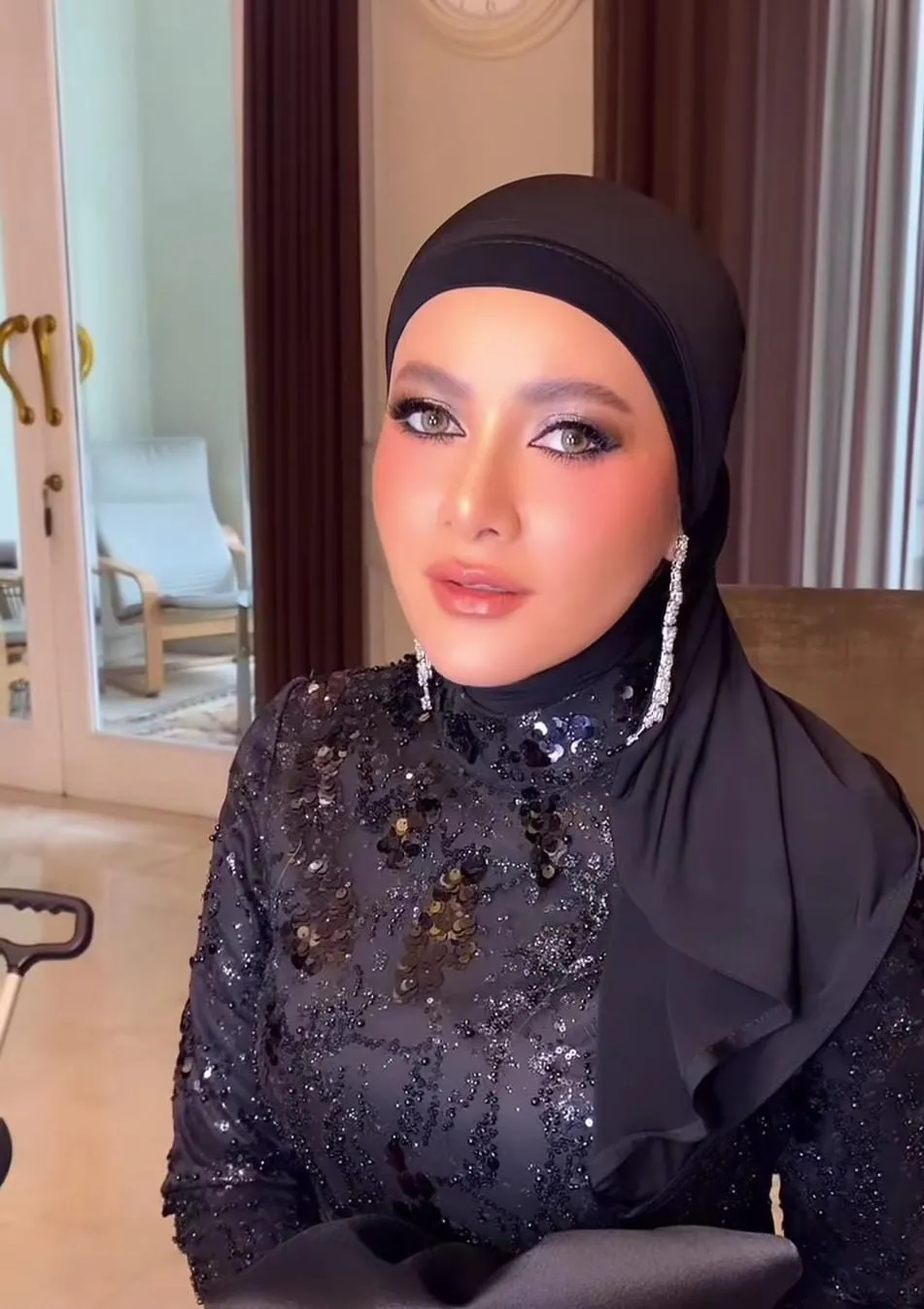 Penampilan Glamour dengan Hijab Hitam dan Gaun Sequin