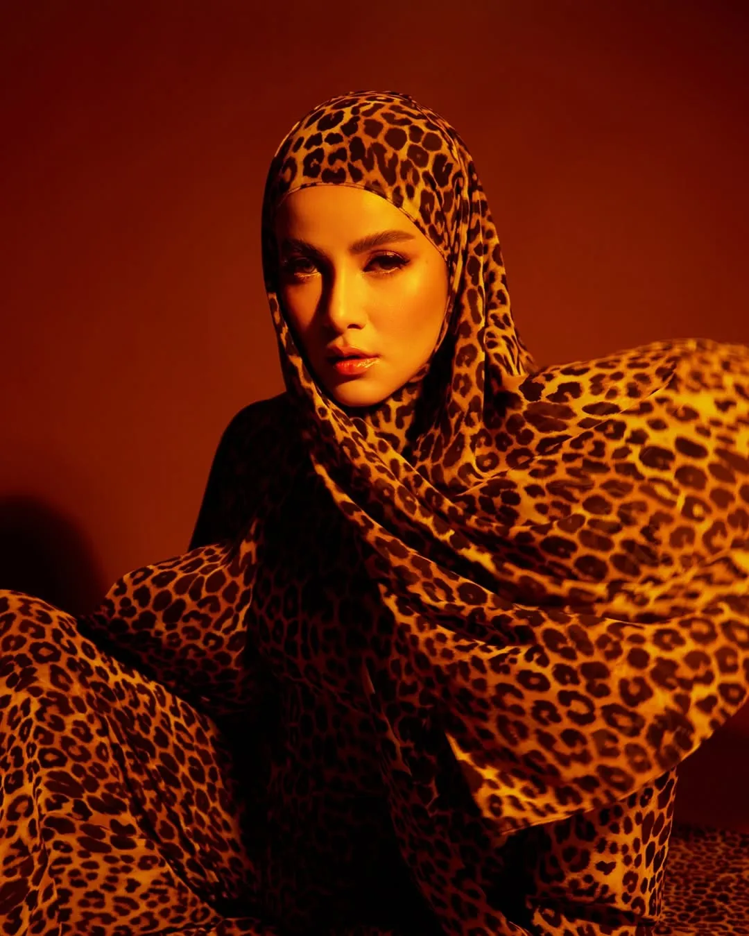 Gaya Bold dan Berani dengan Hijab Motif Leopard