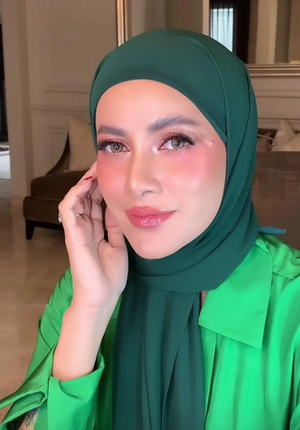 Penampilan Segar dengan Hijab Hijau dan Busana Simpel