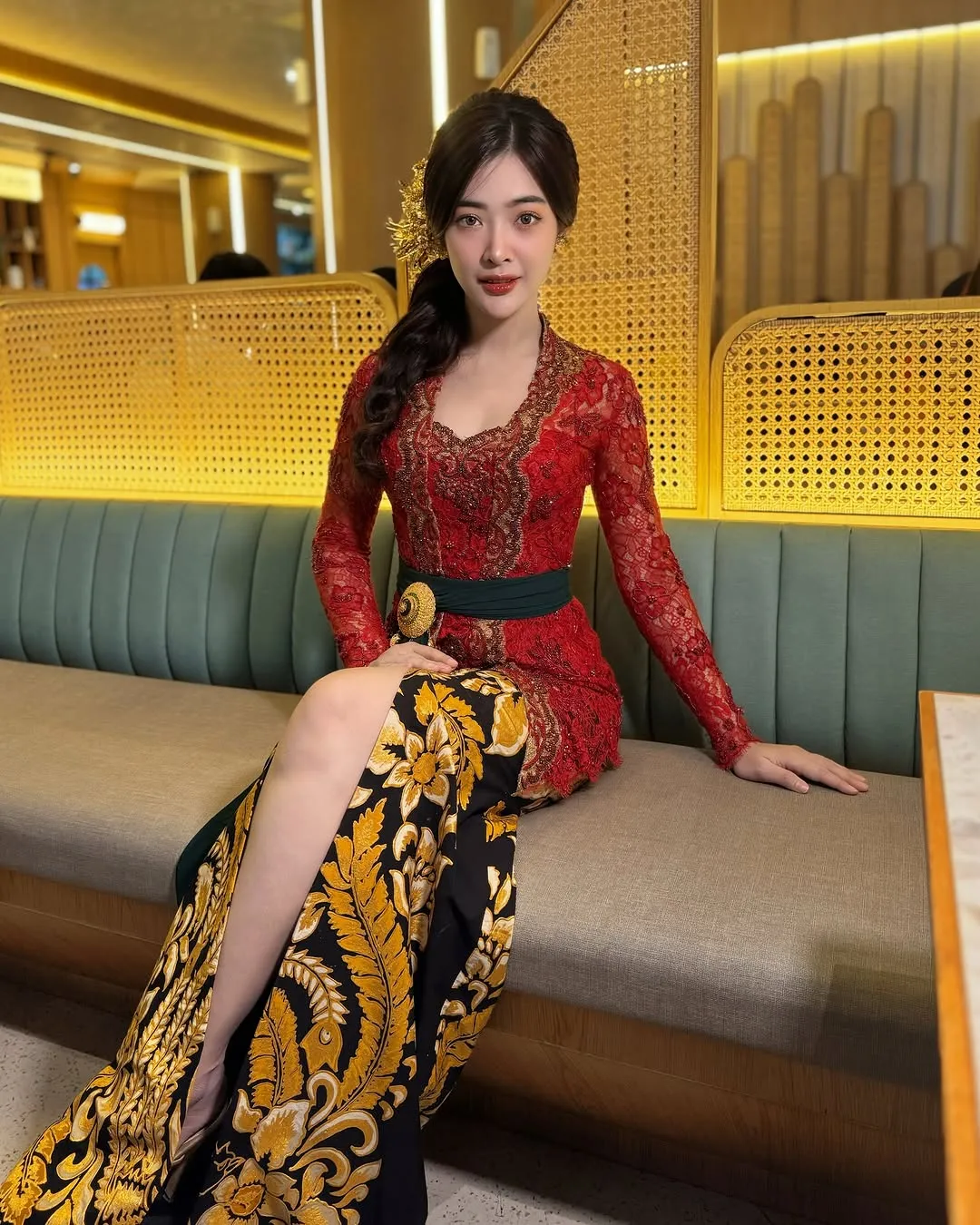 Model Kebaya Modern ala Dara Sarasvati yang Bisa Bikin Penampilan Makin Cantik dan Menawan (credit: instagram/darasarasvaati)