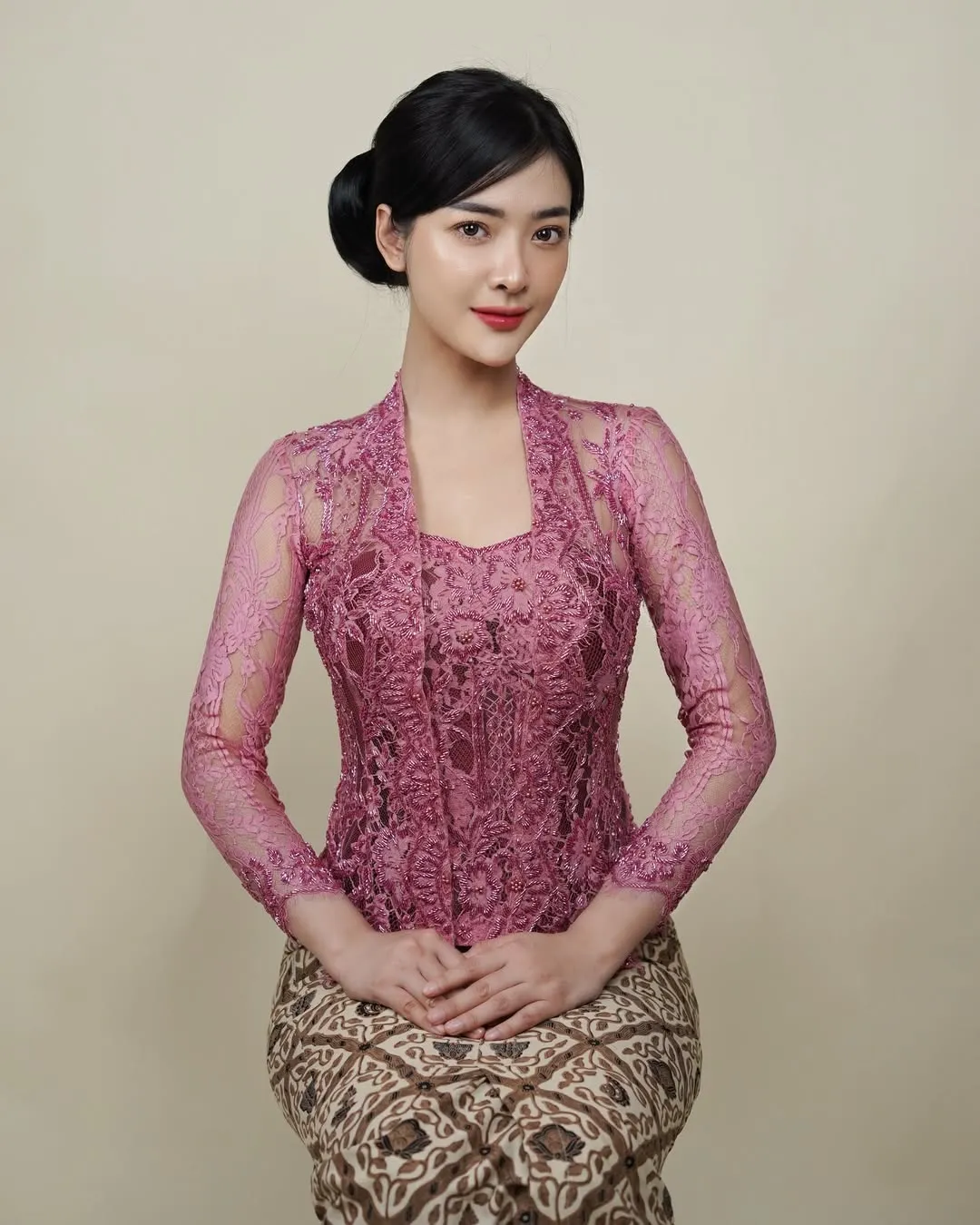 Model Kebaya Modern ala Dara Sarasvati yang Bisa Bikin Penampilan Makin Cantik dan Menawan (credit: instagram/darasarasvaati)