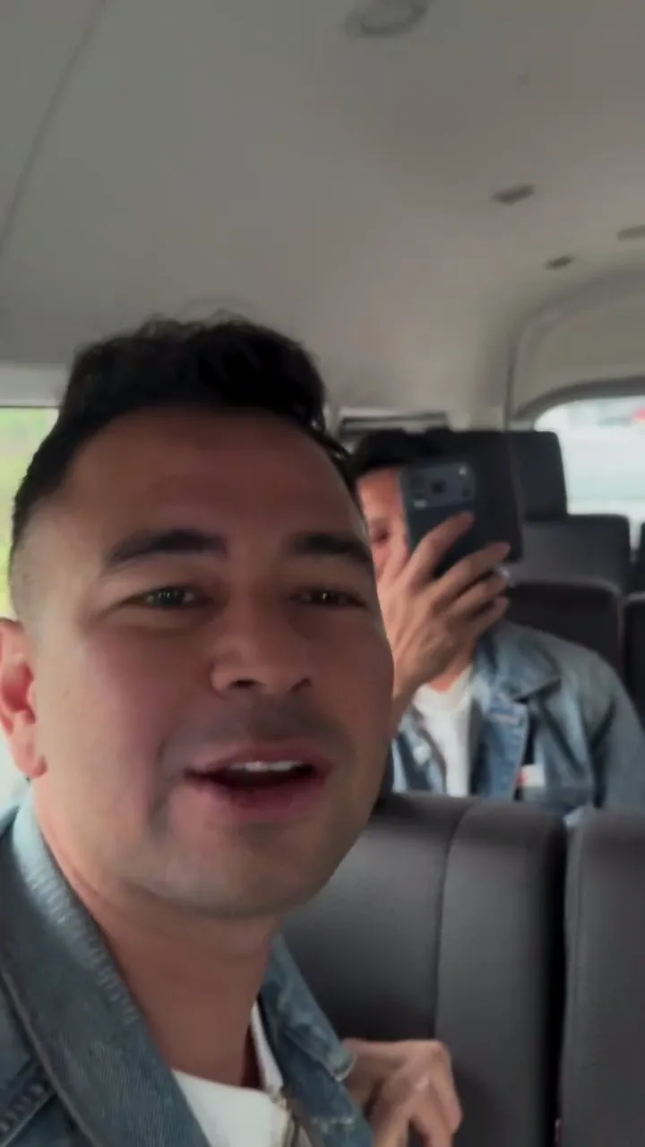 Saat Touring Bersama The Dudas Minus One  (credit: Instagram.com/raffinagita1717/)