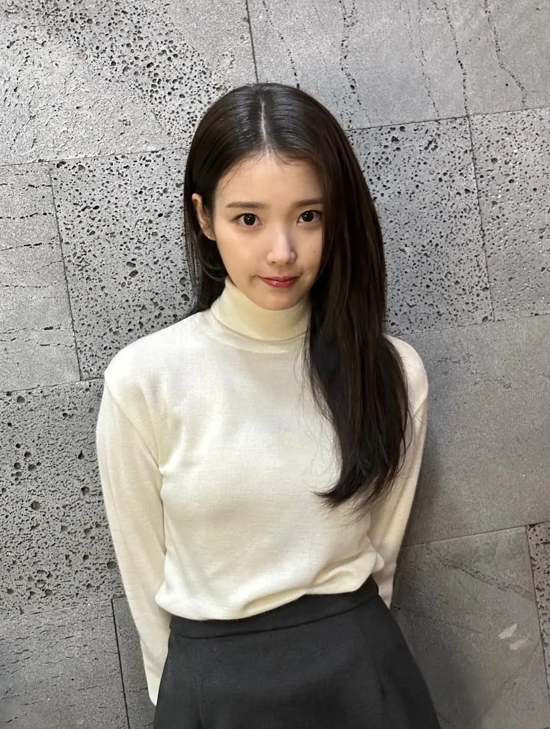 IU pakai baju putih (c) instagram.com/dlwlrma