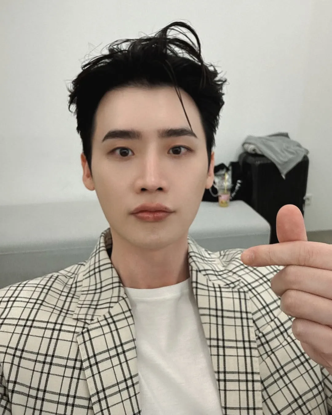 Lee Jong Suk finger heart (c) instagram.com/jongsuk0206