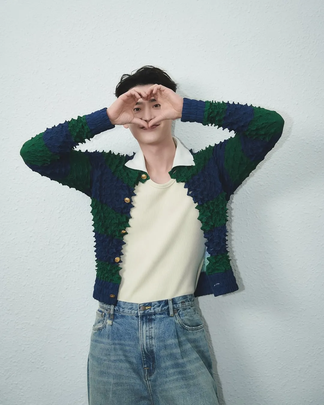 Lee Jong Suk heart sign (c) instagram.com/jongsuk0206
