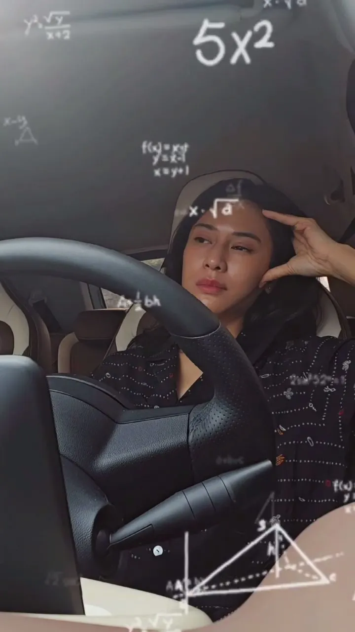 Momen Dian Sastrowardoyo sabar menunggu macet (credit: Instagram.com/therealdisastr/)