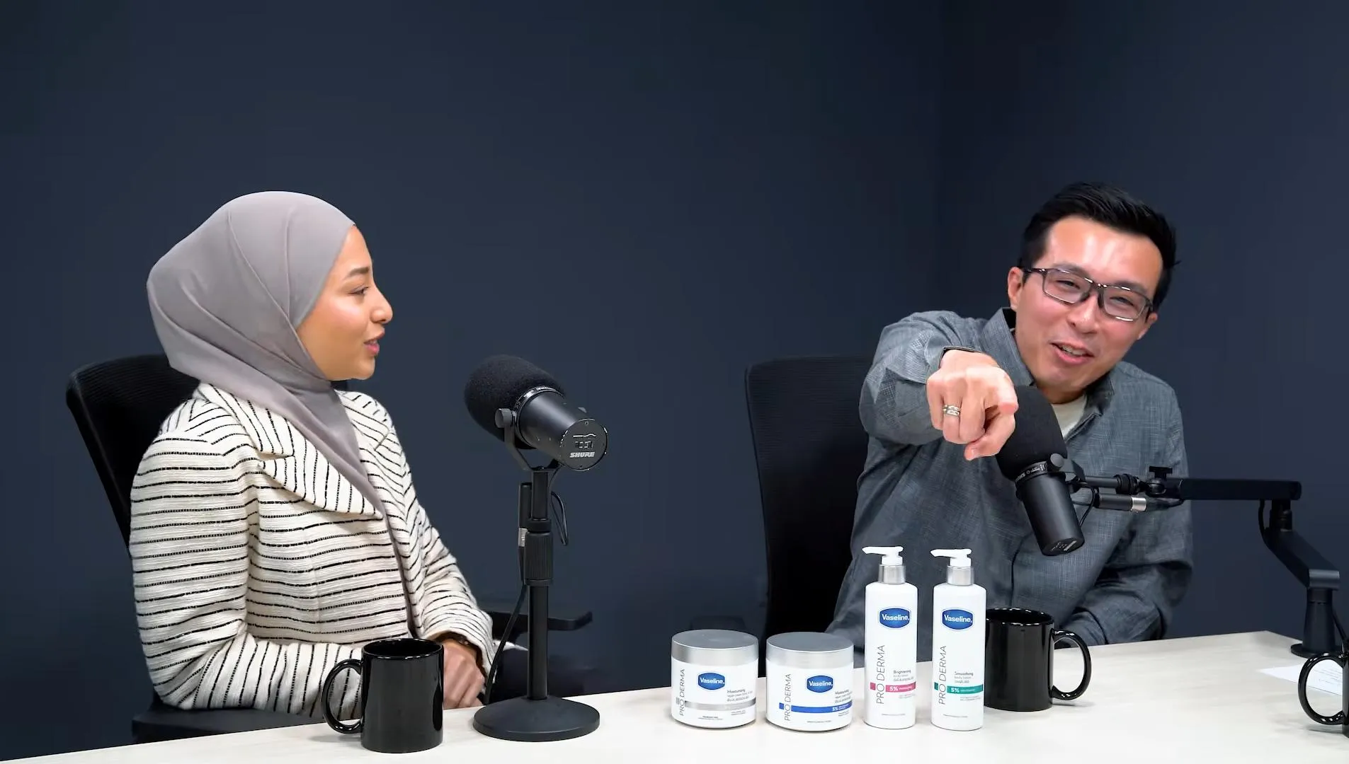 Dokter Tirta Salting di dekat Nikita Willy (credit: Youtube Raditya Dika)