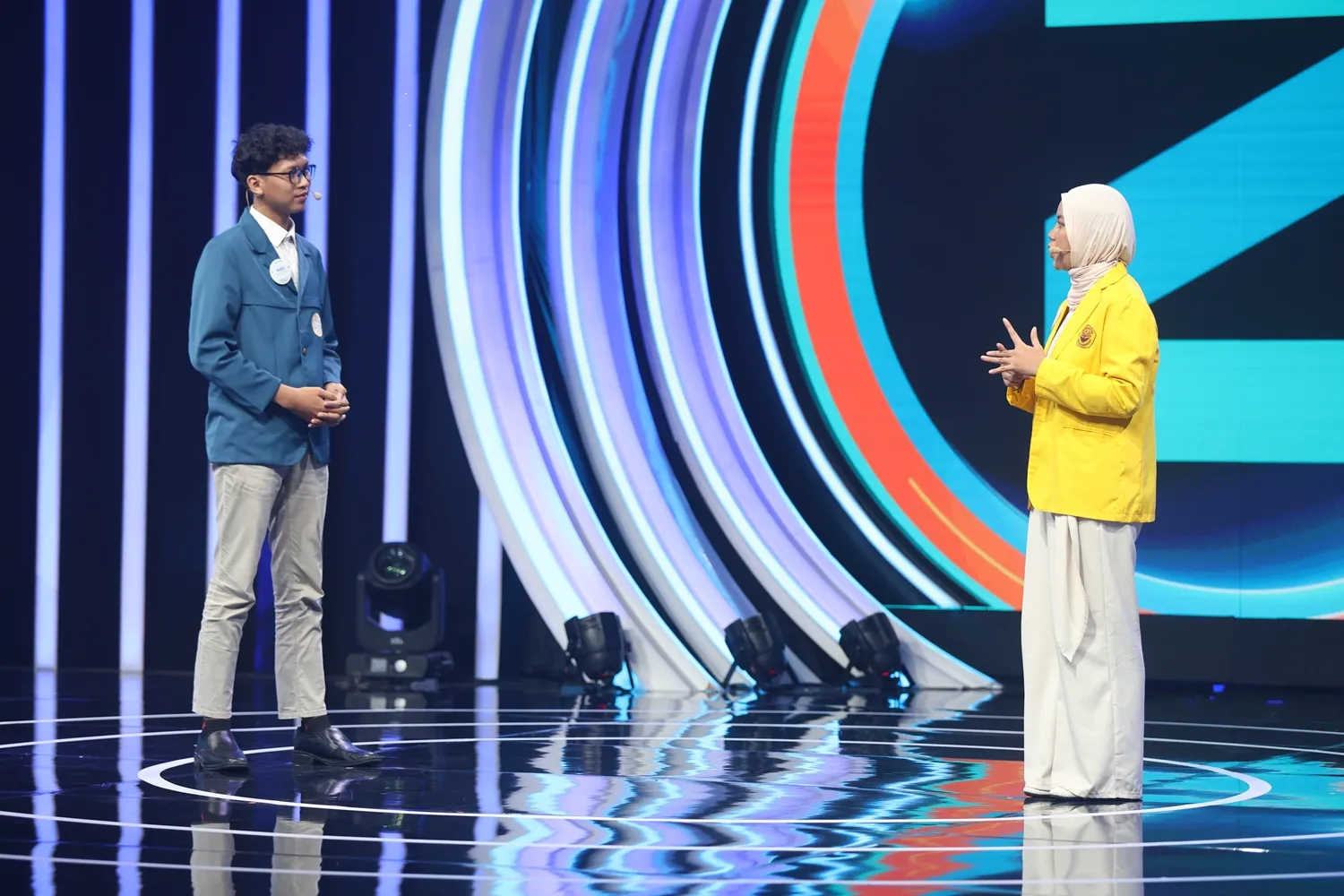 Adib (UNAIR) dan Monik (UNCEN) dalam sesi Head to Head. (c) KapanLagi/Budy Santoso