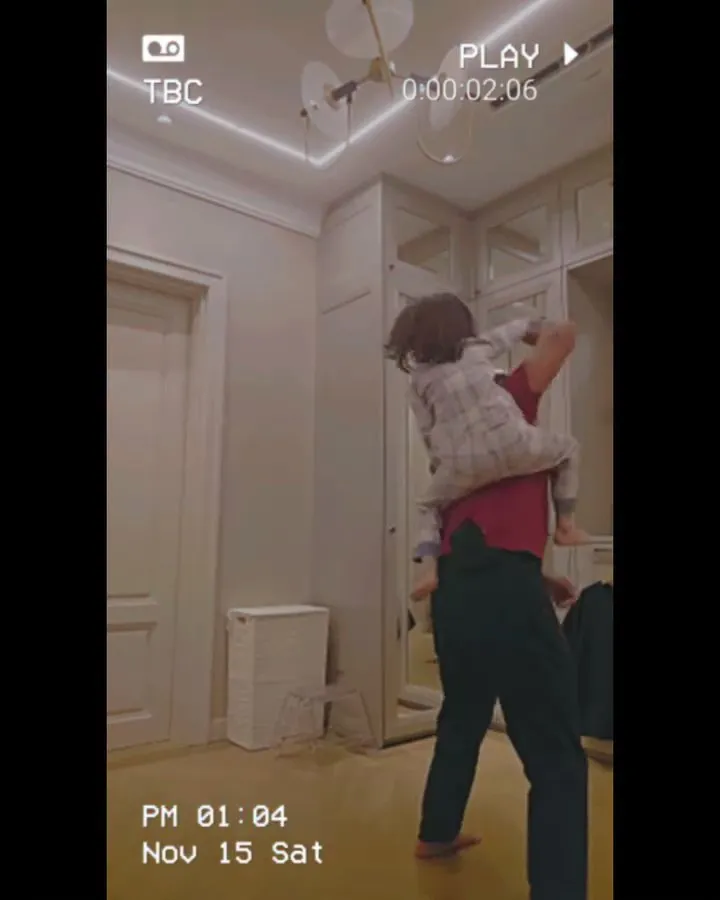 'Handshake' Terbaru (credit: Instagram.com/hamishdw/)