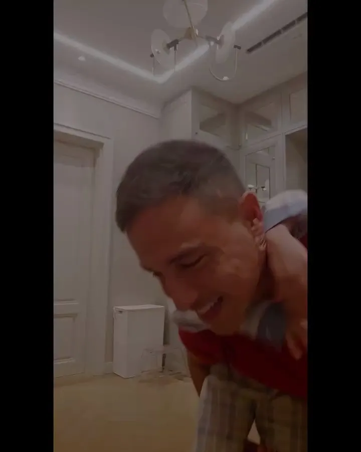 Senyuman Ceria Hamish Daud bersama sang putri (credit: Instagram.com/hamishdw/)