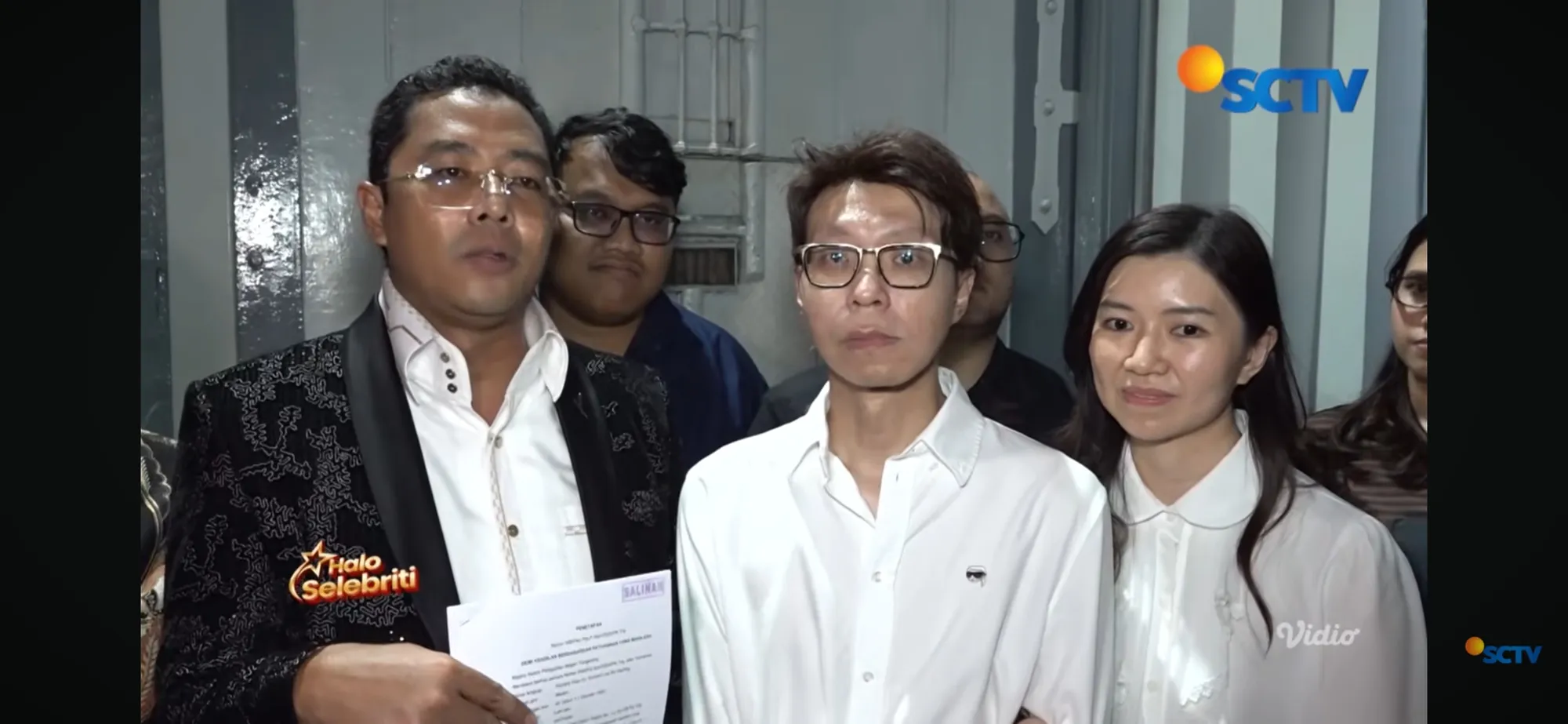Richard Lee bersama istri dan kuasa hukum. (Tangkapan layar Halo Selebriti/ YouTube SCTV)