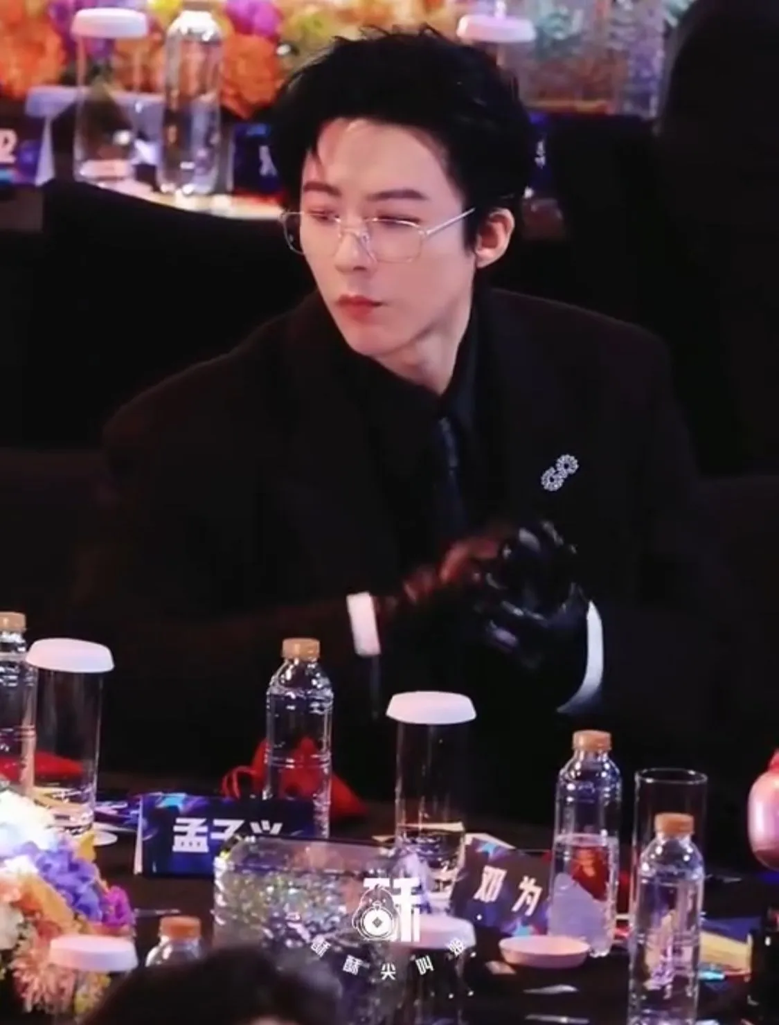 Liu Yuning terekam mengantongi cemilan di acara iQiyi (credit:weibo)