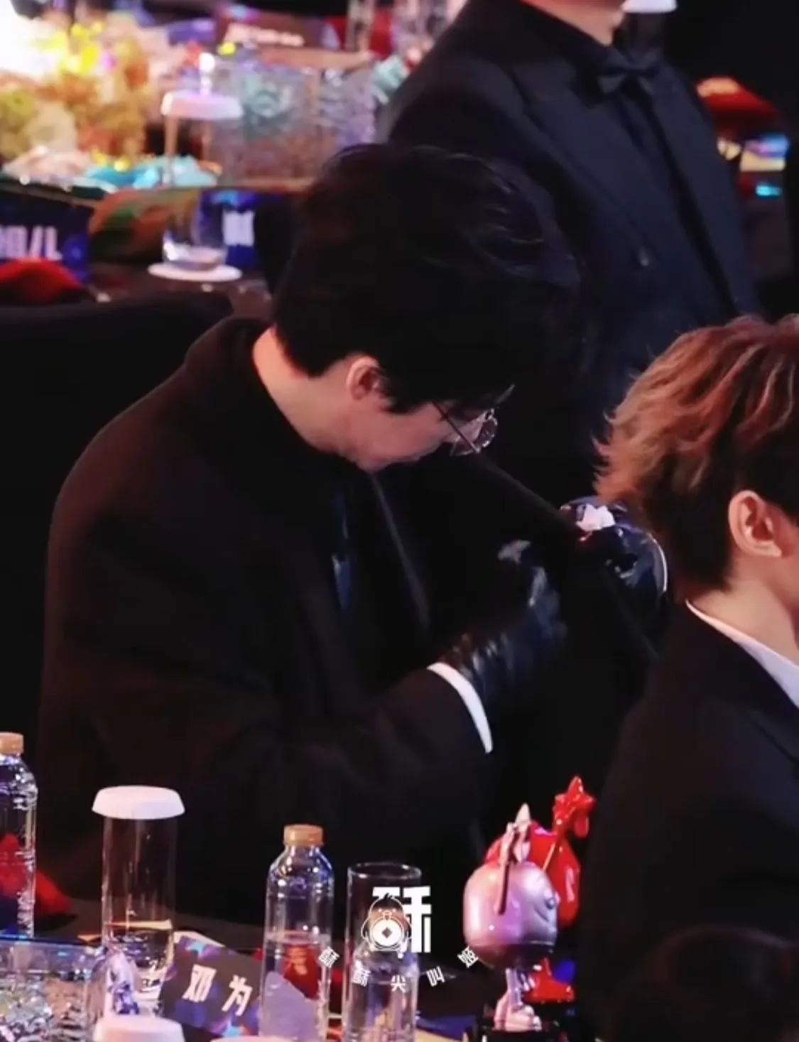 Liu Yuning terekam mengantongi cemilan di acara iQiyi (credit:weibo)