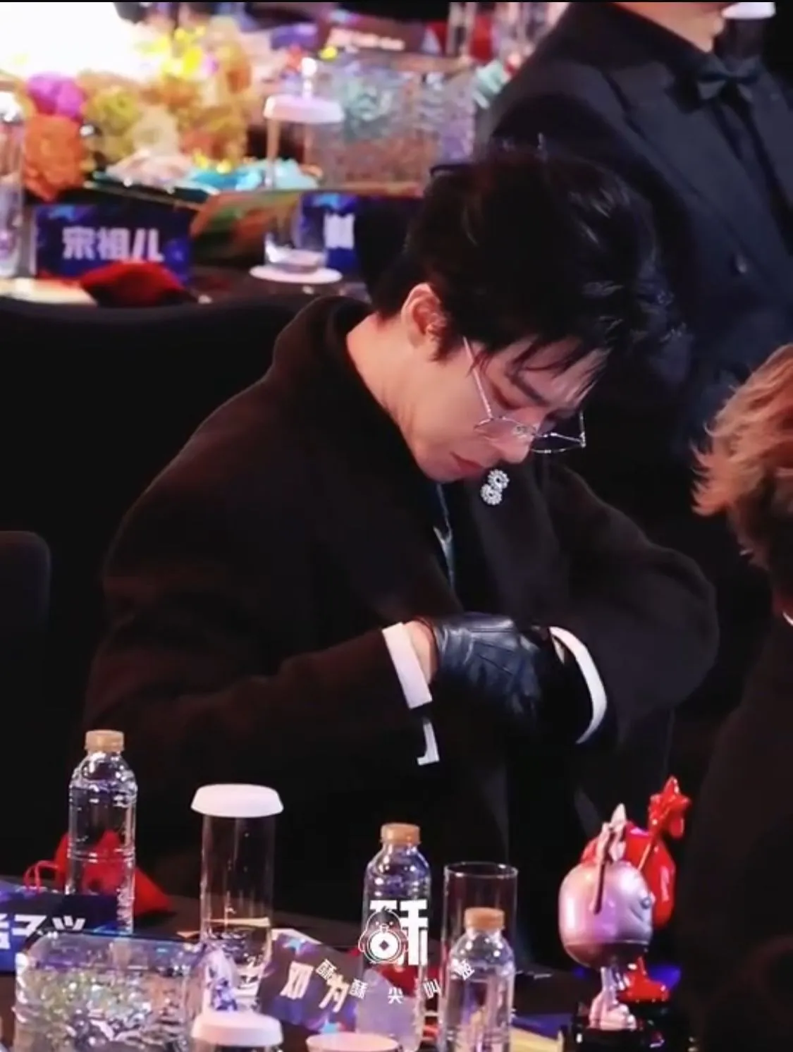 Liu Yuning terekam mengantongi cemilan di acara iQiyi (credit:weibo)