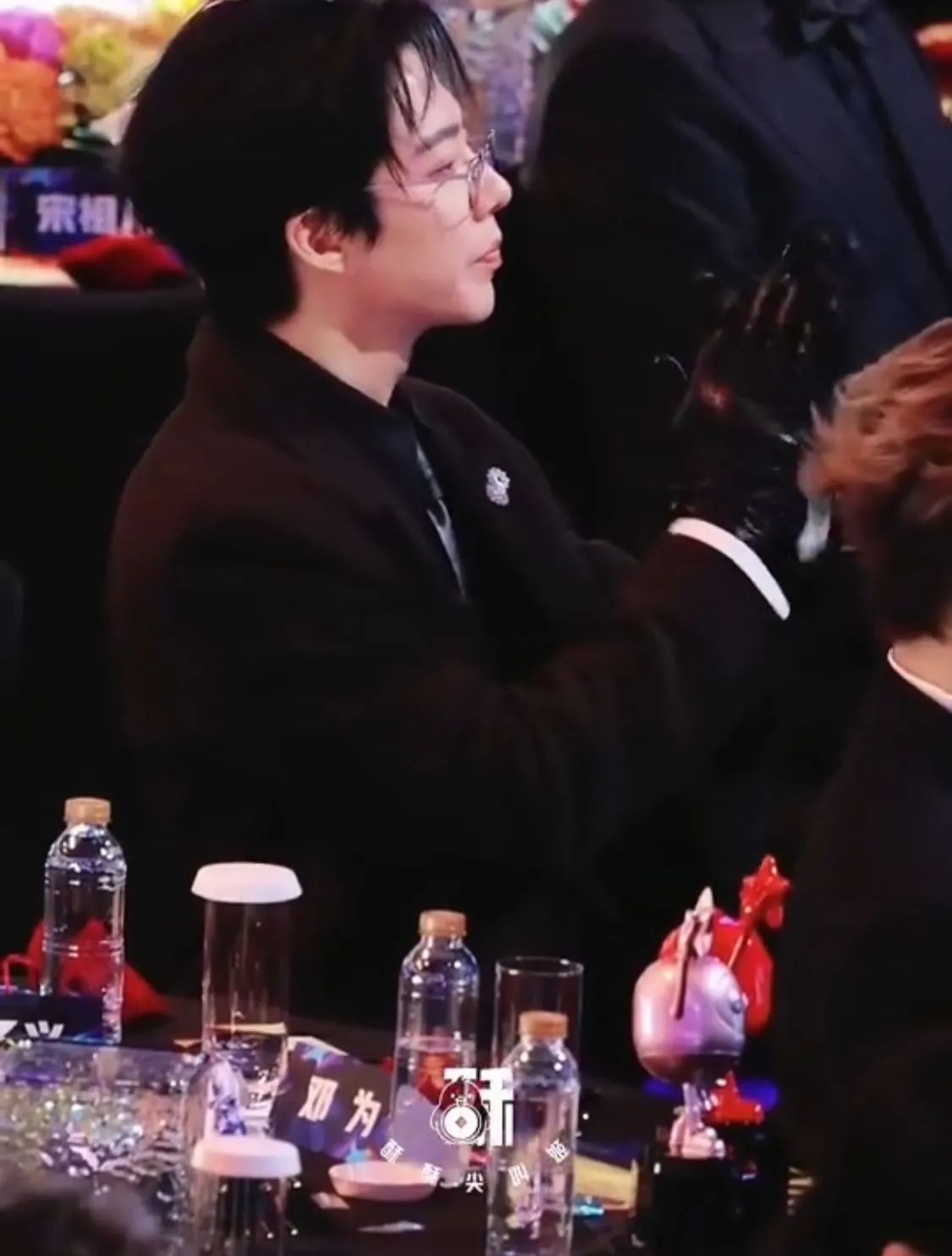 Liu Yuning terekam mengantongi cemilan di acara iQiyi (credit:weibo)