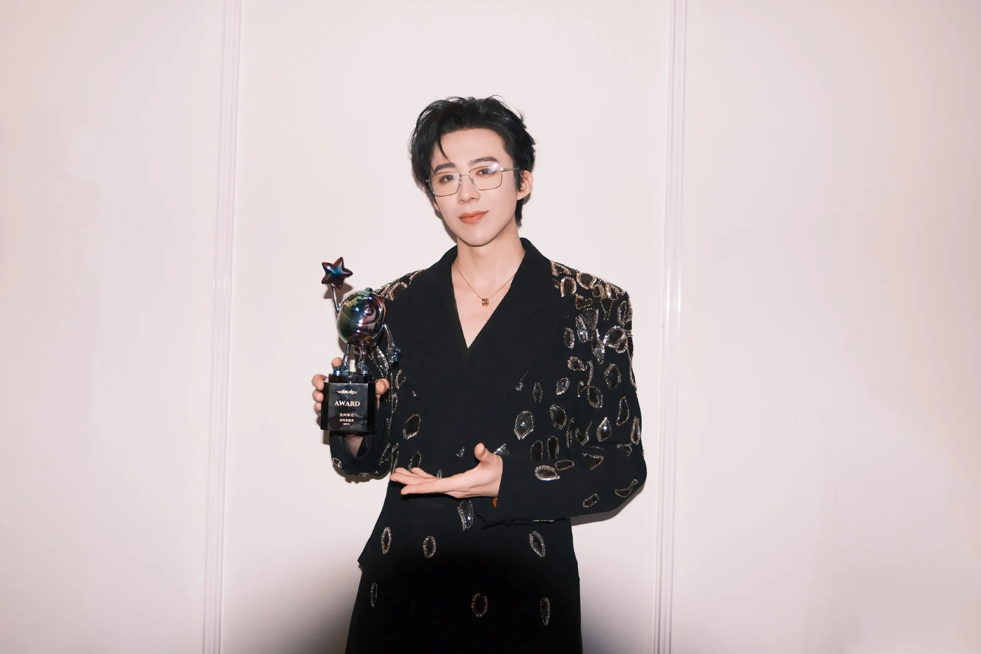 Liu Yuning terekam mengantongi cemilan di acara iQiyi (credit:weibo)