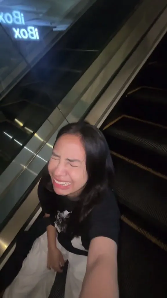 Panik dan Nangis di Eskalator